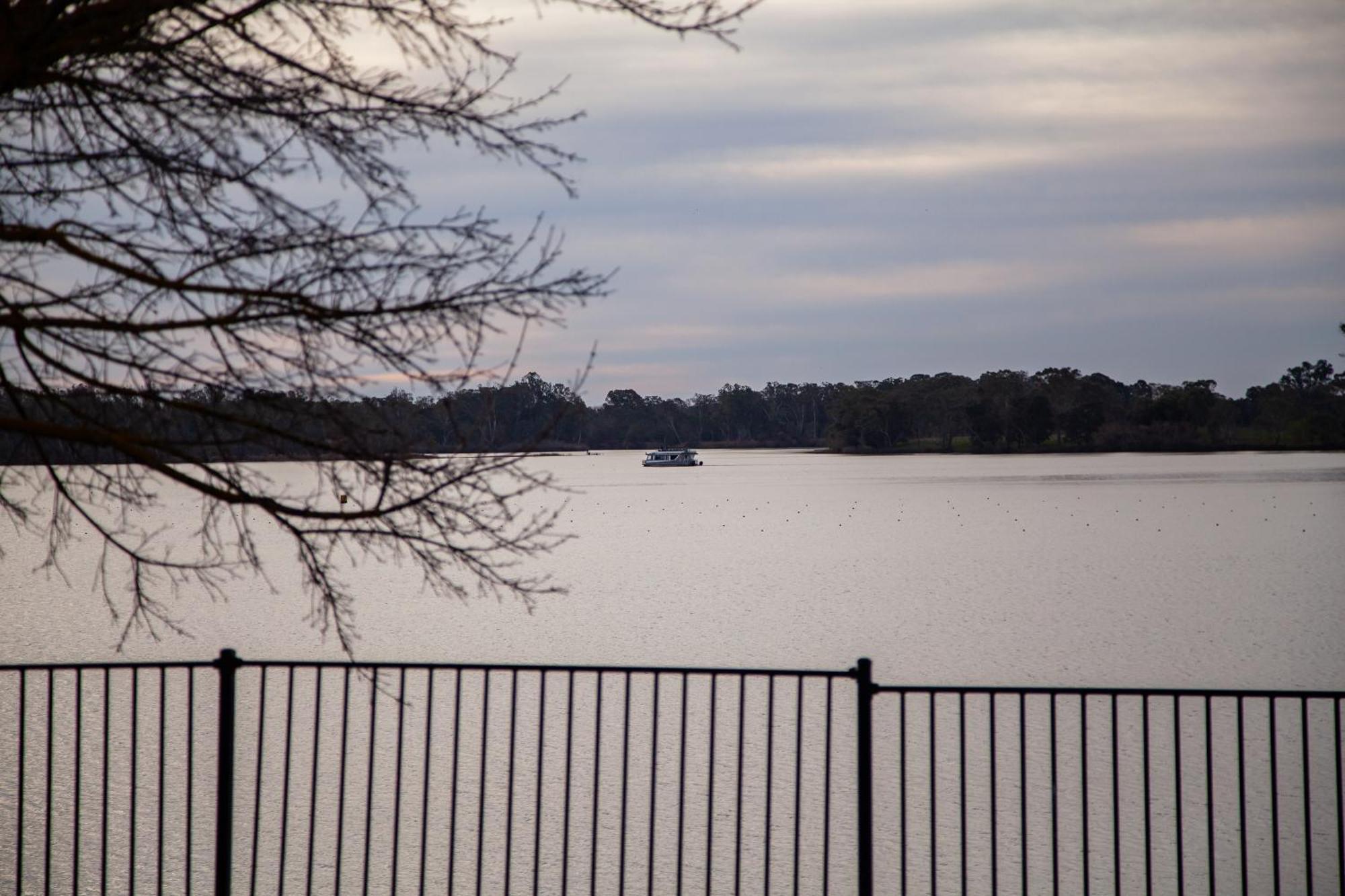 Nagambie Waterfront Motel Exterior photo